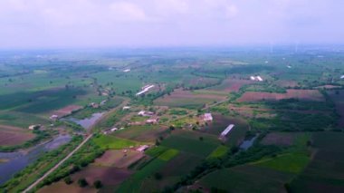 Pirinç tarlalarının havadan görünüşü ve kırsal köydeki dağ manzarası insansız hava aracı ile