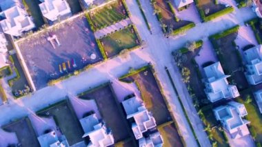 Berlin şehir merkezinin arka planında Kızıl Kasaba Binası 'nın havadan görüntüsü