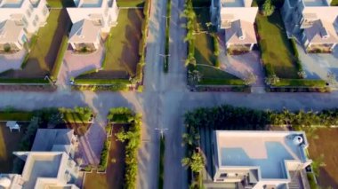 Sonbahar mevsiminde güzel konutlardaki evler ve caddelerin aşağı havadan görünüşü