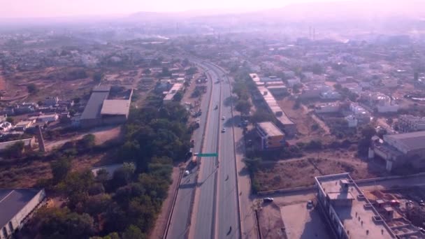 Tembakan Drone Mobil Naik Jembatan Jalan Raya — Stok Video