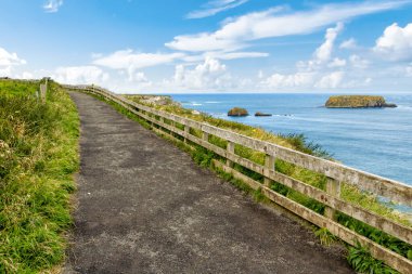 Carrick-a-rede ip köprüsünün tepeleri Ballintoy, Co. Antrim 'de. Kuzey İrlanda 'nın manzarası. Causeway Sahil Yolu' nda seyahat ediyor..