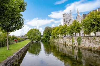 Corrib Nehri 'nin arkasındaki Aziz Vincent Manastırı, Galway İrlanda