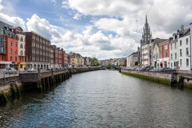 Cork City 'deki River Lee. Çeşitli dükkanları, barları ve restoranları olan İrlanda şehir merkezi