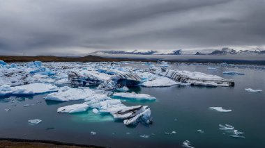 İzlanda 'ya git. Güzel, soğuk bir manzara. Jokulsarlon Buzul Gölü.