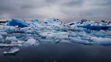 İzlanda 'ya git. Güzel, soğuk bir manzara. Jokulsarlon Buzul Gölü.