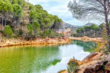 Güzel dağ nehir vadisi. Odiel Nehri. Endülüs. İspanya. Odiel Nehri, Dünya 'da Mars' ın bir parçası olan Huelvas maden sahasının ortasında yer almaktadır..