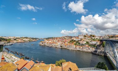 Porto (Oporto), Portekiz 'in ünlü I. Luis Köprüsü ve Douro Nehri' nin resimli şehir manzarası..