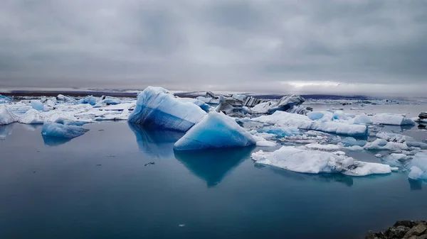 アイスランドへの旅行 美しい冷たい風景 ジョクルサロン氷河ラグーン — ストック写真