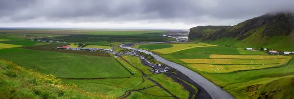 Исландские Фермерские Дома Посреди Зеленой Равнины Скогар Исландский — стоковое фото