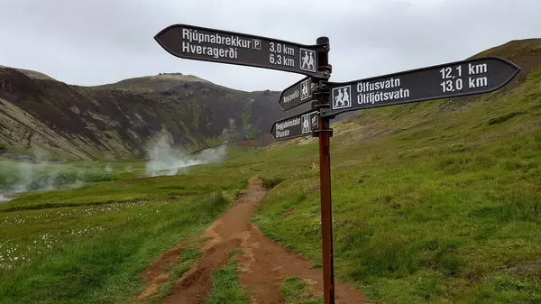 Utazás Izlandra Gyönyörű Izlandi Táj Hegyekkel Wooden Jel Turisztikai Foltok — Stock Fotó