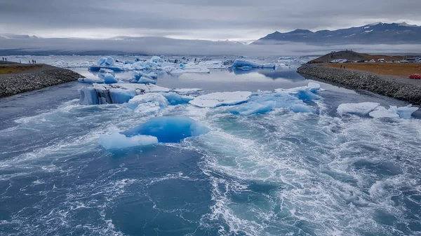 アイスランドへの旅行 美しい冷たい風景 ジョクルサロン氷河ラグーン — ストック写真