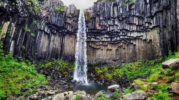 Ταξίδι Στην Ισλανδία Καταρράκτης Svartifoss Στο Εθνικό Πάρκο Skaftafell — Φωτογραφία Αρχείου