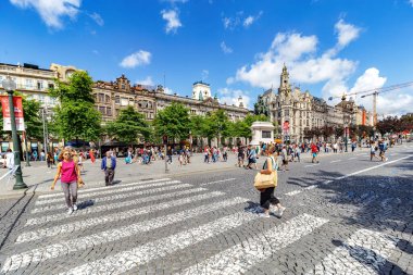 Porto, Portekiz - 11 Ağustos 2019: Liberdade Meydanı. Özgürlük ya da Özgürlük Meydanı ve 4. Pedro Anıtı. Aşağı kasaba (Baixa) bölgesinde, Santo Ildefonso bölgesinde yer almaktadır. Meydan, Avenida dos Aliados ile birlikte kuzey tarafında durmaktadır.,