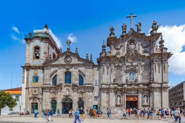 Porto, Portekiz - 11 Ağustos 2019: Carmo ve Carmelitas Kiliselerinin cepheleri. Soldaki Carmelitas Kilisesi ve sağdaki de Carmo Kilisesi. Dünyanın en dar evlerinden biriyle birbirinden ayrılan iki kilise..