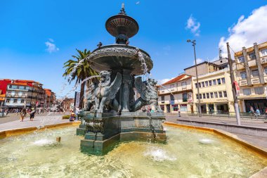 Porto, Portekiz - 11 Ağustos 2019: 19. yüzyıl Roma tarzı Aslanlar Çeşmesi. Burası şehir merkezinde müzik yapan müzisyenleri bulabileceğiniz tarihi ve ilginç yerlerden biridir..