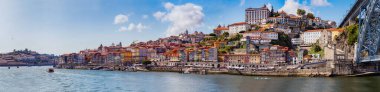 Douro Nehri 'nin karşısındaki eski şehrin panoramik manzarası. Ribeira tarihi bölgesinin ön görüntüsü. Renkli evler. Porto. Portekiz..