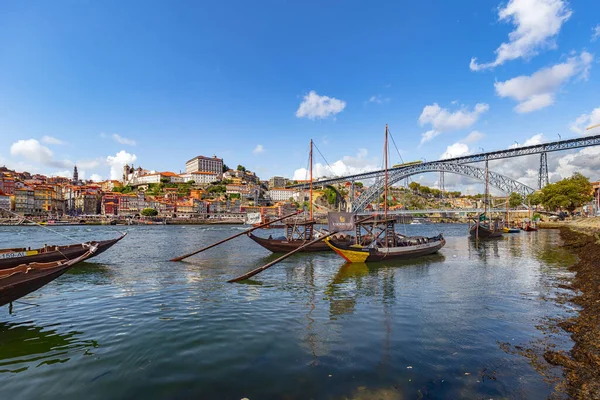 Porto, Portekiz - 11 Ağustos 2019: Porto, Portekiz 'deki Douro Nehri ve geleneksel tekne. Porto, uluslararası alanda keşfedilecek bir yer olarak tanınıyor ve pek çok turist ve gezgin için tercih edilen bir tercih.. 