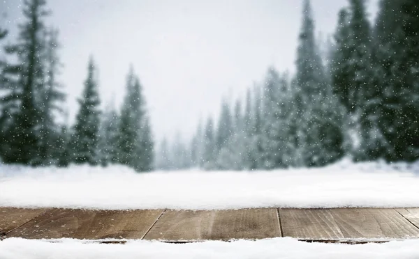 Χειμερινό Τοπίο Των Βουνών Και Ξύλινο Παλιό Τραπέζι Χιόνι — Φωτογραφία Αρχείου