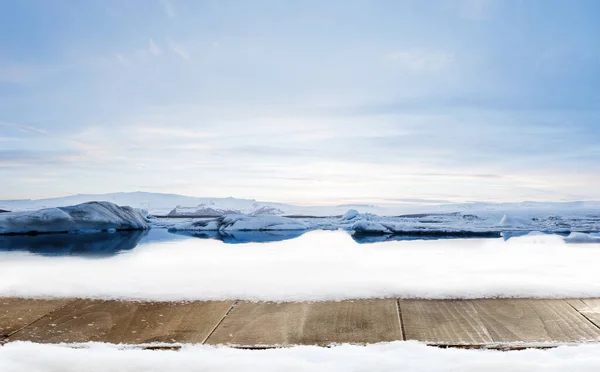 Деревянный Стол Зимнее Оформление Снега Ледниковым Пейзажем — стоковое фото