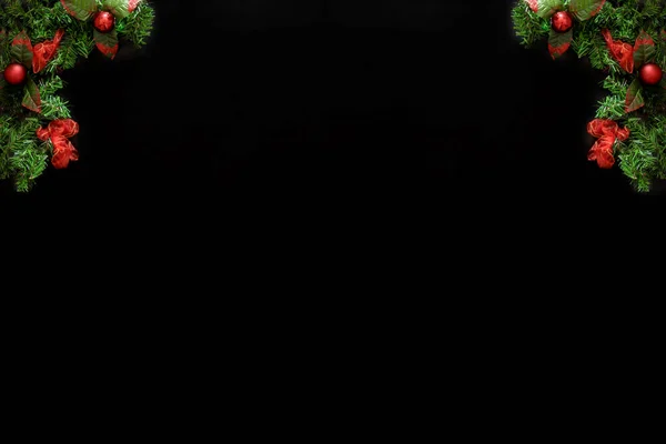 Рождественский Новогодний Фон Ветки Елки Шары Черном Фоне Копировальным Пространством — стоковое фото