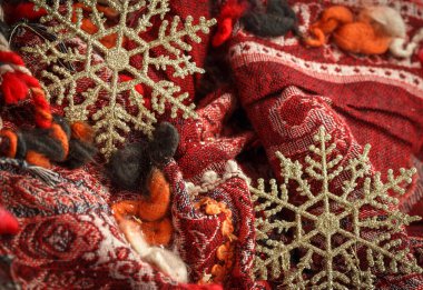 Noel süslemesi, kırmızı arka planda kar taneleri