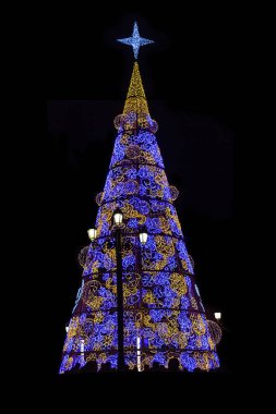 İspanya, Seville 'in tarihi merkezinde güzel dekore edilmiş Noel ağacı.