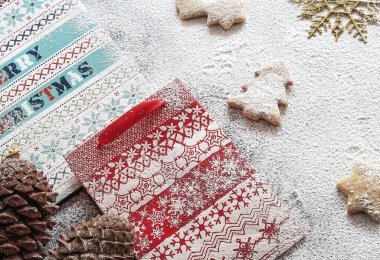 Noel süslemeleri, Noel hediyesi kutusu ve kar taneleri üzerine süslemeler. Mutlu Noeller ve mutlu yıllar.