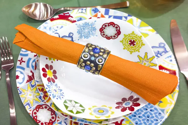 用盘子 餐巾和餐具装饰的色彩艳丽的餐桌 — 图库照片