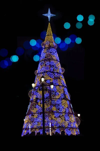 美しいスペインのセビリアの歴史的中心部にあるクリスマスツリーを飾る — ストック写真