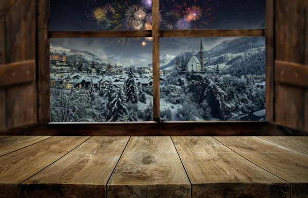 새해를 맞이하면 크리스마스 불꽃놀이가 펼쳐지는 탁자와 — 스톡 사진