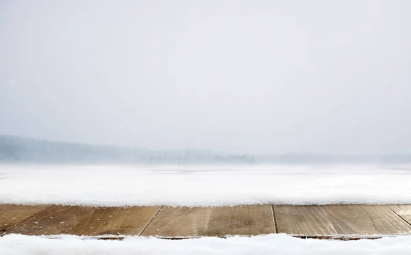Dřevěný Stůl Zimní Dekorace Sněhu Horskou Krajinou — Stock fotografie