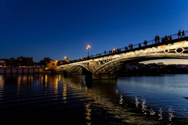 Triana Köprüsü (Isabel II Köprüsü) Guadalquivir Nehri gece, Sevilla, İspanya