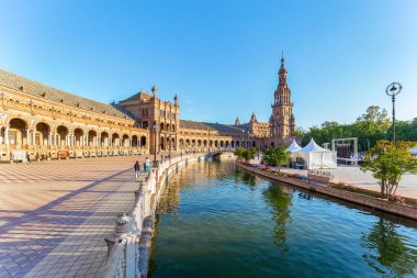 İspanya Meydanı (Plaza de Espana). Seville, İspanya. 1928 'de inşa edilmiş. Bölgesel Mimarlık Rönesans ve Fas tarzlarını karıştırıyor