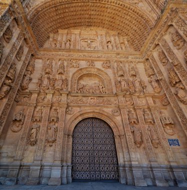 San Esteban Manastırı 'nın cephesi. Dominik Manastırı, Salamanca şehrindeki Plaza del Concilio de Trento (Trent Konseyi) 'nde yer almaktadır. İspanya. Kilise cephesi Pla 'nın en iyi örneklerinden biridir.
