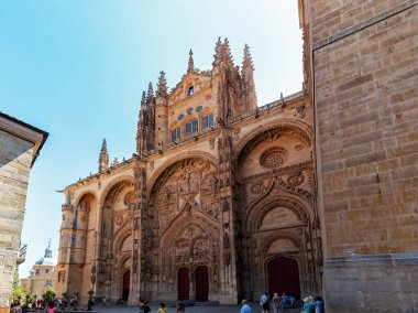 Salamanca, İspanya - 3 Ağustos 2019: Yeni Salamanca Katedrali 'nin ana cephesi. Eski Katedral 'e bağlı Yeni Katedral' in inşaatı 1513 yılında başladı ve Ağustos 1733 'te açıldı. Katolik hükümdarlar ilk profesyonele müdahale ettiler.