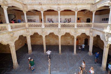 Salamanca, İspanya - 3 Ağustos 2019: İspanya 'nın eski Salamanca kentindeki Casa de las Conchas (Kabuk Evi)' dan görüldüğü üzere, Klerecia Kuleleri (Kilise).