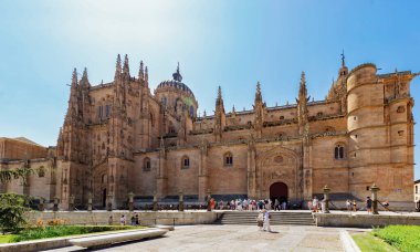 Salamanca, İspanya - 3 Ağustos 2019: Salamanca Katedralleri. Gotik ve Roma tarzının iki özgün mücevheri. Yeni Katedral Gotik tarzda inşa edilirken Eski Katedral ziyaretçilere gerçekten muhteşem bir Rom 'a hayran kalma şansı sunuyor.