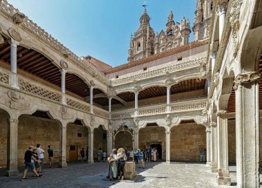 Salamanca, İspanya - 3 Ağustos 2019: İspanya 'nın eski Salamanca kentindeki Casa de las Conchas (Kabuk Evi)' dan görüldüğü üzere, Klerecia Kuleleri (Kilise).