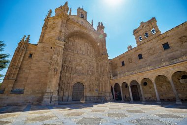 Salamanca, İspanya - 3 Ağustos 2019: San Esteban Manastırı. Dominik Manastırı, Salamanca şehrindeki Plaza del Concilio de Trento (Trent Konseyi) 'nde yer almaktadır. İspanya. San Esteban Manastırı, neredeyse başlangıcından beri