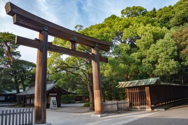 Tokyo, Japonya 'daki Meiji Tapınağı. Orta Tokyo 'daki Meiji Jingu Tapınağı' ndan Torii (Shibuya), Japonya. Meiji Jingu Shrin, Shinto tapınağı ve en popüler tarihi tapınaktır..