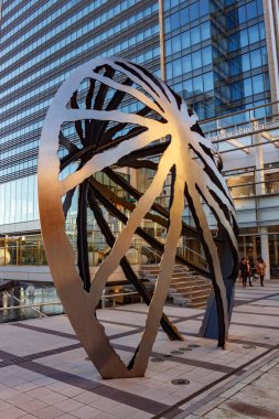 Tokio, Japonya - 22 Aralık 2013: Minato Mirai 21 'de modern binalar ve heykeller. Grand Mall Parkı. Yokohama, Japonya. Minato Mirai 21, Yokohama 'nın merkezi ve modern liman silueti..