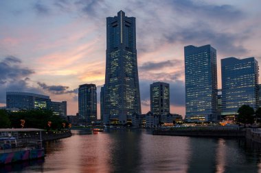 Sunset 'te Yokohama silueti. Minato Mirai 21 bölgesi. Japonya.