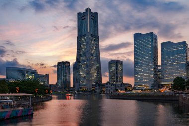 Sunset 'te Yokohama silueti. Minato Mirai 21 bölgesi. Japonya.