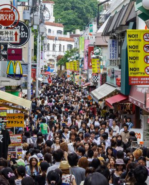 Tokio, Japonya - 19 Temmuz 2009: Harajuku, Shibuya, Tokyo, Japonya 'da Takeshita Caddesi' nde (Takeshita Dori) yürüyen bir kalabalık. Takeshita Dori, Japonya 'nın moda eğilimlerinin doğduğu yer olarak kabul edilir.