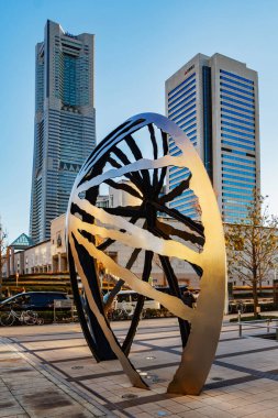 Tokio, Japonya - 22 Aralık 2013: Minato Mirai 21 'de modern binalar ve heykeller. Grand Mall Parkı. Yokohama, Japonya. Minato Mirai 21, Yokohama 'nın merkezi ve modern liman silueti..