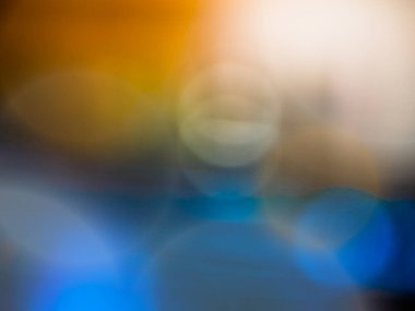 Odaklanmış bokeh ışıkları. Mavi ve turuncu