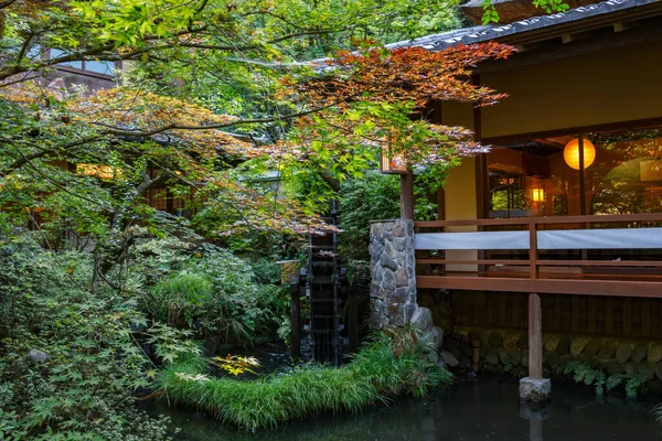 東京の水車がある美しい日本庭園 — ストック写真