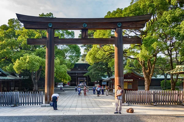東京都 2012年7月27日明治神宮 東京都 東京都中央区 渋谷区 の明治神宮の鳥居 明治神宮は神社であり 最も人気のある歴史的な神社です — ストック写真