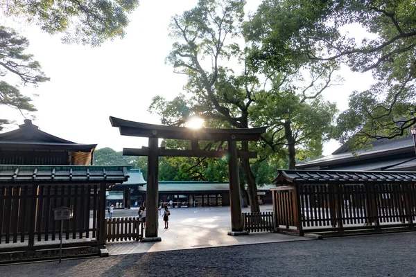 東京都 2012年7月27日明治神宮 東京都 東京都中央区 渋谷区 の明治神宮の鳥居 明治神宮は神社であり 最も人気のある歴史的な神社です — ストック写真