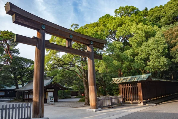 明治神宮 東京都 東京都中央区 渋谷区 の明治神宮の鳥居 明治神宮は神社であり 最も人気のある歴史的な神社です — ストック写真